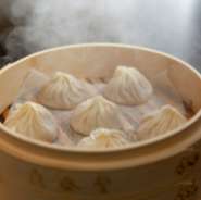 全工程をマスターするために数年の修業が必要とされる、【鼎泰豊】の『小籠包』。大きさ・形・生地の薄さなど、すべての要素にこだわり、命を吹き込みます。