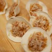 各種小籠包のベースとなるのは「豚肉」と「スープ」。そこに「カニ」「ホタテ」「アワビ」「トリュフ」「辛子明太子」が加わり、小籠包たちに個性を与えます。