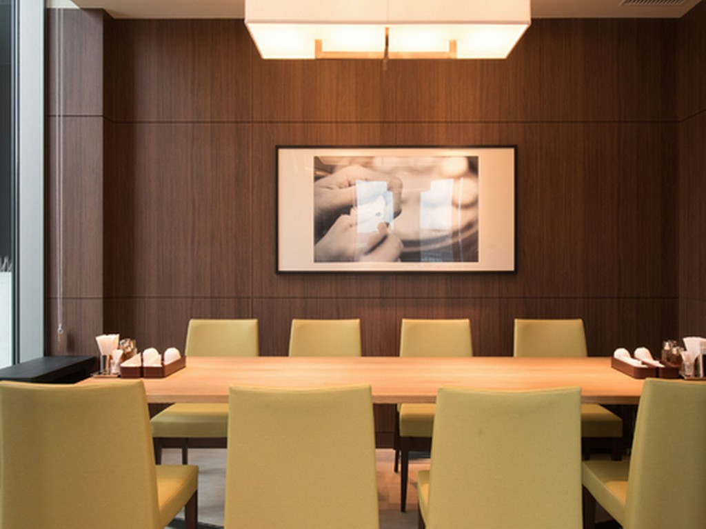 ガラス越しに眺める点心師の職人技