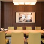 ガラス越しに眺めることができる小籠包づくりの光景。点心師たちによって次々と生み出される小籠包。その臨場感もまた、小籠包を美味しく楽しませてくれます。