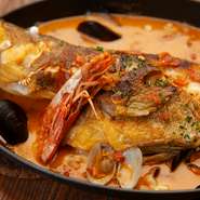 長浜の鮮魚市場から届けられる旬の海の幸。その旨みがスープに溶け込んだ『ブイヤベース』が料理人自慢の逸品。具だくさんで食べ応えも抜群です。