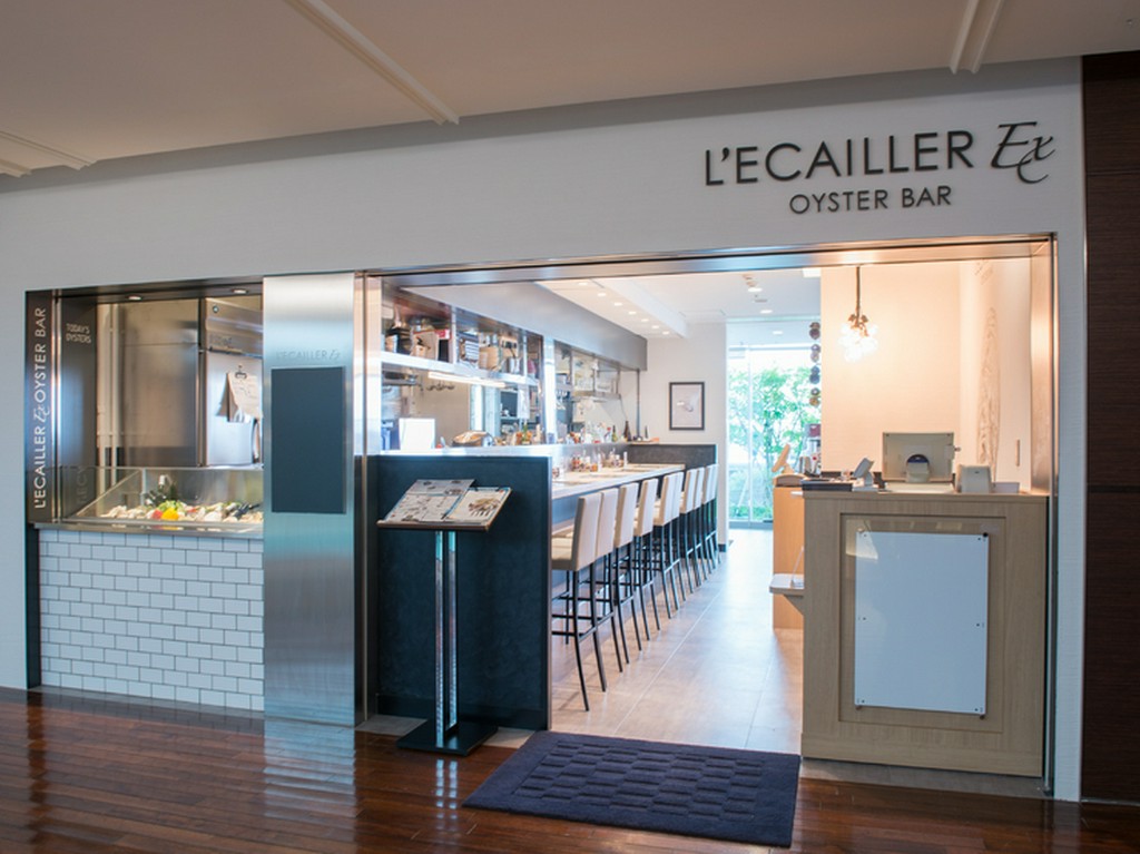 牡蠣とワインで乾杯するカジュアルな女子会