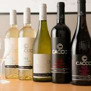 オリジナルハウスワイン『CACCCI』をはじめ、ボトルワインも泡・白・赤と充実のラインナップ。いずれも牡蠣と合わせたい、相性抜群の一本となっています。