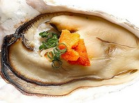 当店人気NO1のウニと牡蠣醤油の焼き牡蠣です。