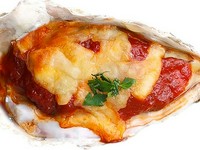 相性の良いトマトソースとモッツァレラチーズの焼き牡蠣です。