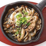 地鶏の炭火焼をオイスターバー風にアレンジ。冷たいビールと合います。