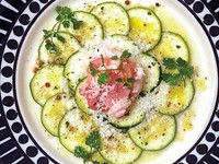 生ハムと野菜のマリネを一緒にどうぞ。
塩味と酸味がマッチ。