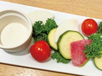 お野菜の盛り合わせです。
アンチョビソースでどうぞ。