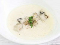 牡蠣4つが入った濃厚オイスターチャウダーです。