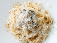 100g 1,639円（税込）
150g 2,453円（税込）
平打ち麺をトリュフソースとたっぷりのチーズでシンプルに仕上げています。
