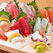 本格職人が握る自慢の『江戸前寿司』や新鮮さが自慢の『刺し盛り』など新鮮な魚介類のメニューをメインに、豊富なで美味しい料理を取り揃えたお得なコース料理もご用意。

