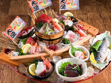 厳選した鮮魚を豪快にも10点盛り合わせた『かっこの大盃荒礒大漁盛り』