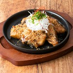 燻製した「たくあん」と鮪を巻いたおつまみ感覚のお寿司。
