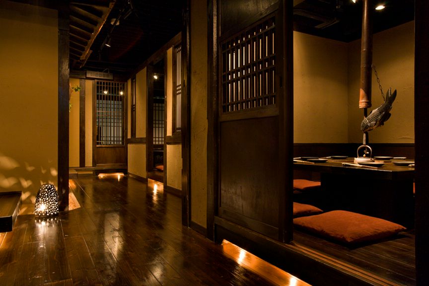  グループ利用にぴったりの個室あり。華やかな料理で会話も弾む
