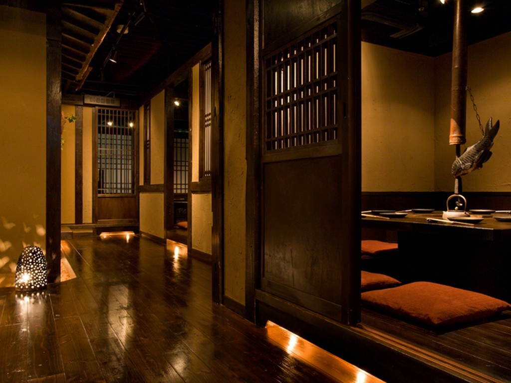  グループ利用にぴったりの個室あり。華やかな料理で会話も弾む