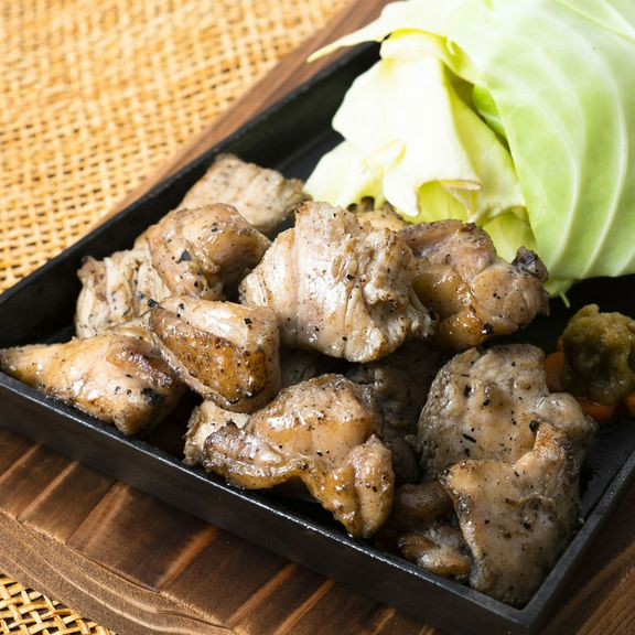 口に広がる旨味がたまらない『はかた地どり　ももむね焼き　中（1〜2人前）』