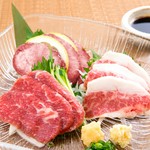 この店の人気メニュー！　3つの部位を食べ比べできる『馬刺し三種盛り合わせ』