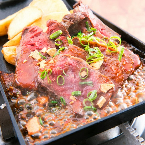 馬肉をガッツリ食べたいときに。ガーリックの香りが食欲をそそる