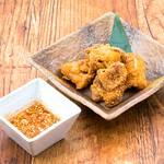 わんの人気メニュー！　にんにくソースが食欲を掻き立てます！／ほのかに香る酢が引き立てる特製タルタルが絶品！