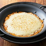 チーズを贅沢にたっぷり掛けました！2～3名様でお召し上がりください。