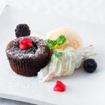 わんの人気スイーツ。
とろけ出す温かチョコとひんやりバニラをご一緒に。