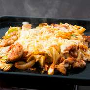 ミックスチーズがとろける絶品タッカルビ！　ピリ辛がクセになります！（2～3人向け）