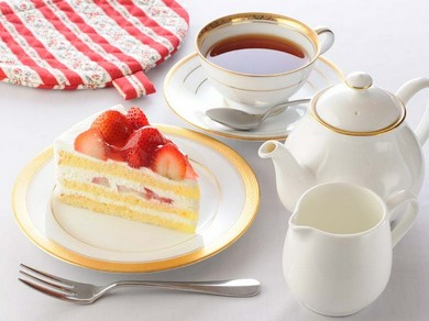 見た目もかわいいケーキがいろいろ『オリジナルケーキ各種 ドリンクセット』