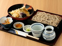 サクサクの天ぷらと風味豊かな蕎麦を一度に味わえる『天重ご膳』