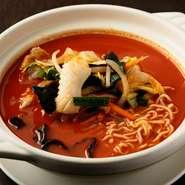 真っ赤なスープの中には、たくさんの野菜と麺。野菜にはサッと火を通しているため、シャキシャキ感を残しつつ素材の甘みも引き出されています。美味しい、でも辛い一杯。