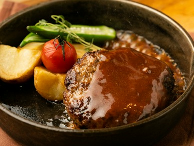 国産牛肉の贅沢な美味しさを噛みしめる『粗挽きハンバーグ』
