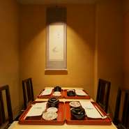 個室タイプのテーブル席を2室ご用意してお待ちしております。静かにゆっくりとお食事を楽しみたいときにどうぞご利用ください。