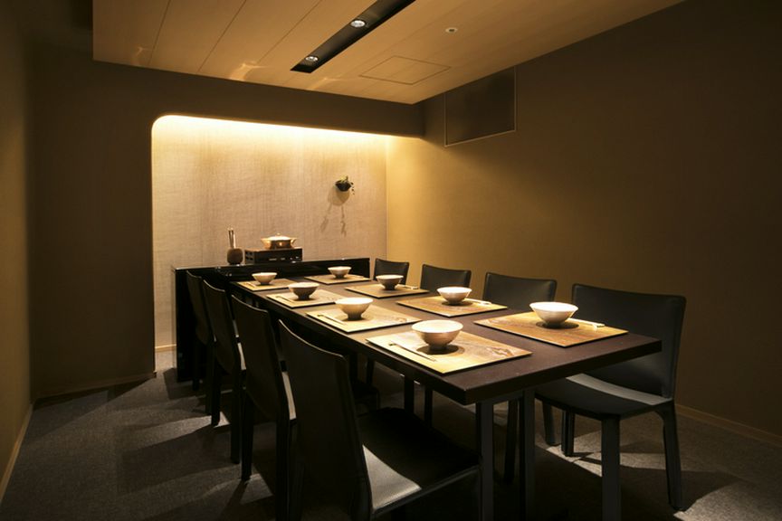 究極の美味を繰り広げるカウンターとプライベート感ある個室