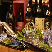 季節感あふれる山海の幸と共に楽しむ、六本木 kappou ukai。
ソムリエや利き酒師、SAKE DIPLOMA が料理との相性を見極めそそぐ一杯をご用意いたします。
上質な空間で味わう、未知なる世界をお楽しみください。