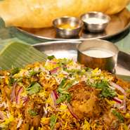 本格南インド料理をカジュアルに提供する【エリックサウス】。インドの方も認める本場そのままの料理を気軽に楽しむことができます。メニューのバラエティも多彩なため、何度も足を運びたくなる一軒です。