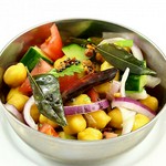 ホクホクのひよこ豆と角切り野菜をレモンとスパイスオイルで仕上げたヘルシーなサラダ