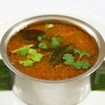 タマリンドとトマトの酸味が効いた南インドのとても辛い薬膳スープ