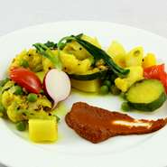 南インドならではの野菜のスパイス蒸し炒めを温野菜サラダ風に仕上げました。