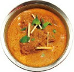 ホールスパイスをふんだんに使い青唐辛子の辛さを生かした食べ応えある骨付き羊肉カレー。