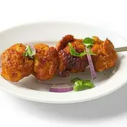 スパイスとヨーグルトに漬け込んだチキンの串焼き