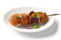 スパイスとヨーグルトに漬け込んだチキンの串焼き