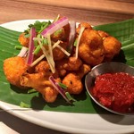 スパイスに漬け込んだカリフラワーを、カリっとクリスピーに揚げた南インドで人気のベジ料理
