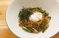醤油の香ばしさに、青菜小えびや胡麻の風味、おだしのまろやかさが味の要。
半熟卵をよく絡ませれば、ふんわり優しい口当たりに。