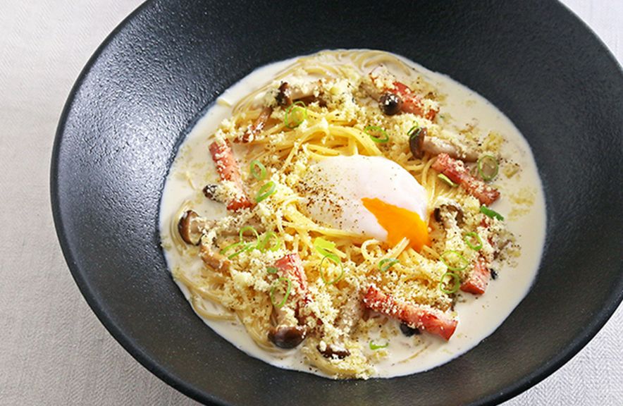 食べ応えのあるひと皿に。特製おだしと豆乳でつくった『こななの豆乳カルボナーラ』