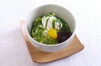 香り豊かな濃抹茶ソースと和のトッピングの王道の組み合わせ。