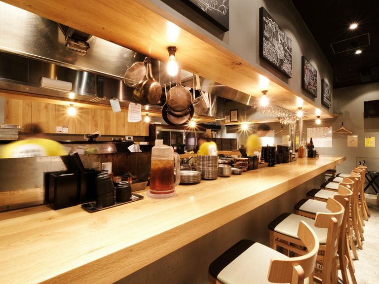 厨房を囲うカウンター席で、仕事帰りに1杯