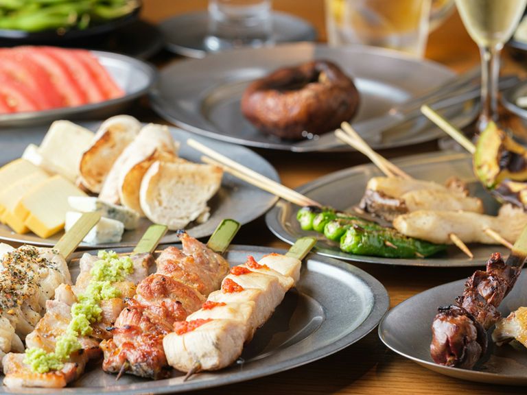 冷えたビールと一緒に乾杯！自慢の『焼鳥』やこだわりのおつまみ
