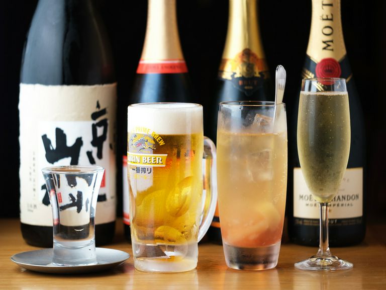 溢れんばかりに注がれる、豪快ワインはお店のイチオシ