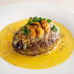 肉汁が溢れるハンバーグに卵黄を絡ませた雲丹のクリーミーなソースは新しいマッチング