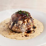 煮詰めたバルサミコとバターでふっくら火入れしたフォアグラにクリームソースを合わせました
