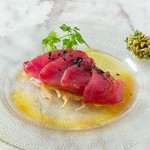 カツオのカルパッチョ　バジルのタプナード